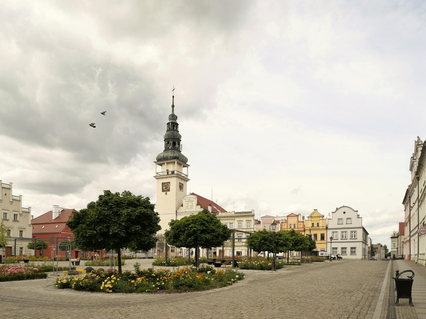 Herb miasta Kalisza z informacją o przyznanej dotacji 120 tys. zł na projekt "Latarnik Kaliski"