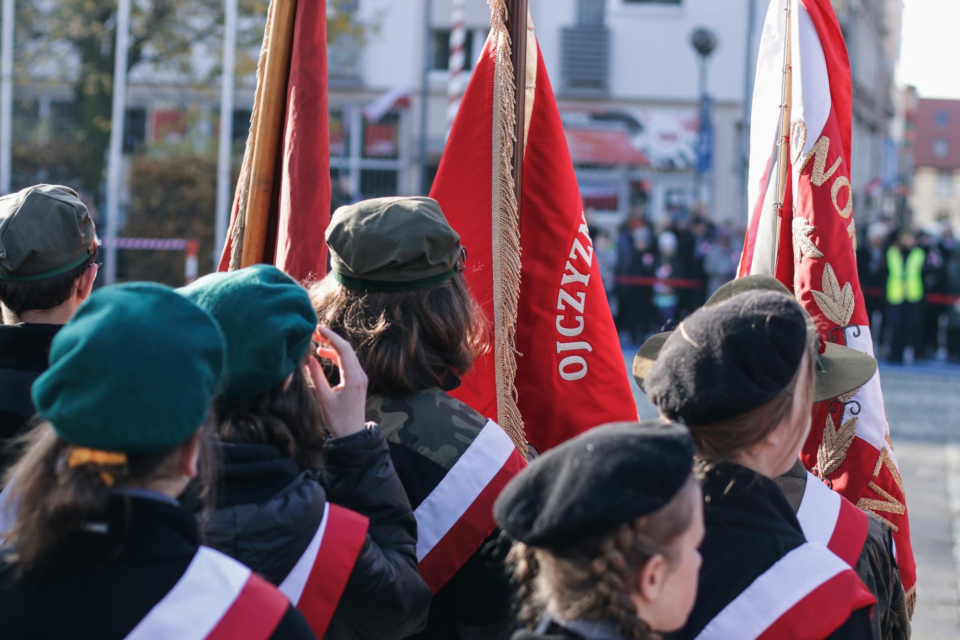 Obchody Dnia Flagi Państwowej w Komendzie Miejskiej Państwowej Straży Pożarnej w Kaliszu, podkreślające znaczenie symboli narodowych.